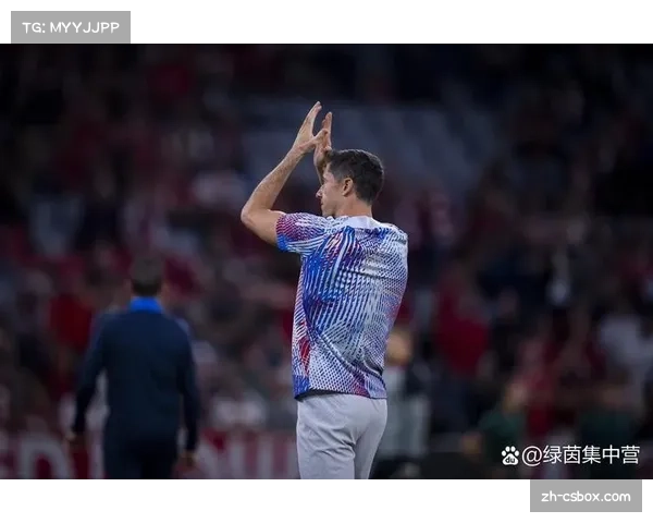 莱万多夫斯基拒绝沙特天价合同，同意降薪留守巴萨至2027年